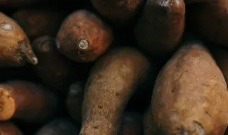 Traz as batatas "à racha" que compramos as enguias na Feira!