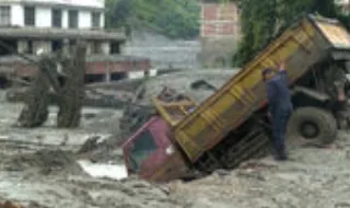 Nepal: Polícia emite alerta de inundações após rutura de lago no Tibete