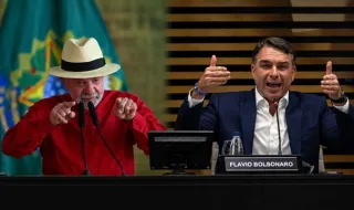 Lula e Flávio Bolsonaro iniciam propaganda eleitoral com ataques mútuos
