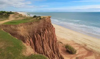 Queda de parapente “na falésia e depois do mar” faz um ferido grave