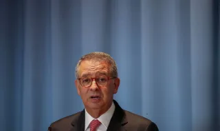 “Há trabalho que não pode esperar”: Seguro publica fotografia a promulgar diplomas nas férias