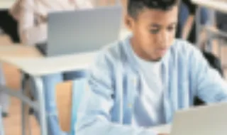 Quase metade dos jovens portugueses já usa IA para estudar e muitos distraem-se nas aulas
