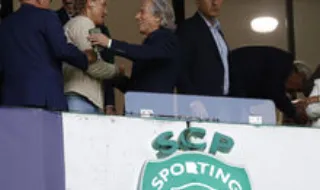 O momento do cumprimento entre Jorge Jesus e Roberto Mancini antes do Sporting-Galatasaray