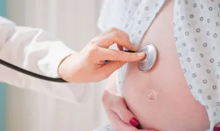 Mulher dá à luz gémeos de pais diferentes: caso é tão raro que não estava previsto na lei