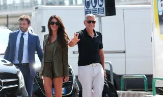 "De pijama e blazer". Look de Amal Clooney em Veneza criticado