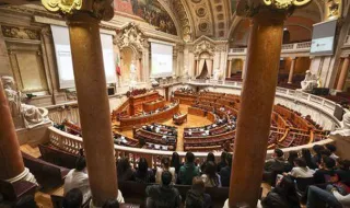 Moção de censura do CDS-PP ao Governo em 1994 só foi debatida depois das férias parlamentares