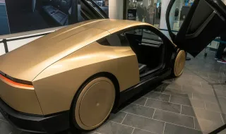 Tesla põe nas ruas carro sem volante, pedais ou motorista. E as crianças não podem entrar