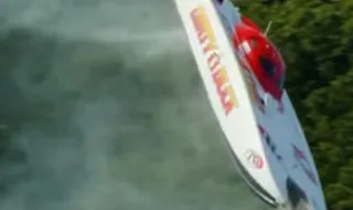 Imagens impressionantes: barco de corrida 'voa' durante prova nos EUA
