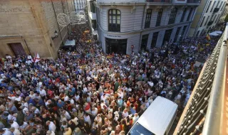 Oviedo muestra su apoyo a Ceuta con una multitudinaria concentración que colapsó el entorno del Ayuntamiento