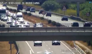Un alcance entre dos vehículos provoca retenciones en la AP-7 a la altura de Burriana