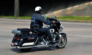 Abordagem que terminou com motociclista baleado por PM em Niterói teve spray de pimenta e tiro à queima-roupa