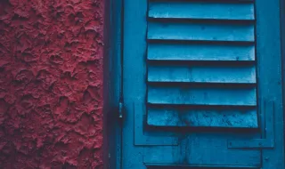 Azul e vermelho é a combinação do momento: saiba como montar looks criativos e interessantes
