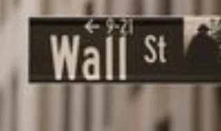 Wall Street no vermelho com petróleo em alta. Novos iPhones não entusiasmam investidores