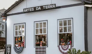 “Trajes das Terras de Val de Vez” em exposição na Loja de Turismo