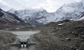 Um glaciar morto é uma perda. Um glaciar moribundo é uma ameaça
