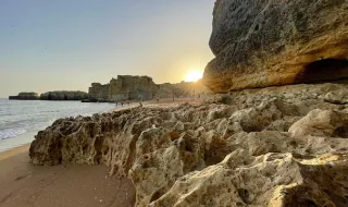 Esta praia no Algarve está entre as mais limpas do mundo e para lá chegar tem de se apanhar um barco