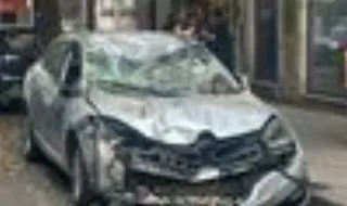 Árvore cai e atinge carro no Porto. Há um ferido