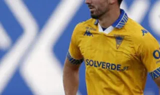 Jordan Holsgrove deverá ser convocado por Vasco Matos para o jogo com o Benfica