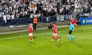 Árbitro travou festejo de Prestianni: argentino do Benfica assobiado desde o início do jogo