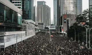 Hong Kong: ações da Shein caem na estreia com tarifas e custos da guerra no Irão