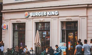 Burger King tem mais de mil vagas abertas no site da Catho. Veja como acessar