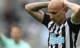 Parece uma anedota: Jonjo Shelvey chama Sancho e Sterling para o Dubai