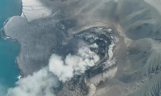 La erupción del volcán Anak Krakatoa obliga a cerrar el aeropuerto de Yakarta