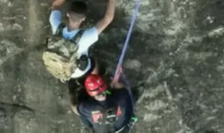 Alpinista fica preso e é resgatado em operação de alto risco na Montanha Yonah nos EUA