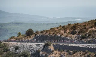Pogacar y Enric Mas llevan el espectáculo a la Vuelta