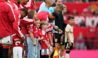 Filhos de polícia que morreu em acidente entraram em Old Trafford de mão dada com Bruno Fernandes