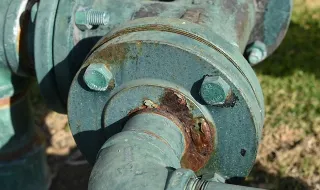 Arábia Saudita encerra oleoduto e arrisca exportações de crude para a Europa e a Ásia