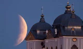 Veja as imagens do eclipse lunar que deixou a Lua avermelhada