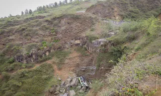 Genoveva consola o neto no hospital mas esconde a notícia de que irmã morreu