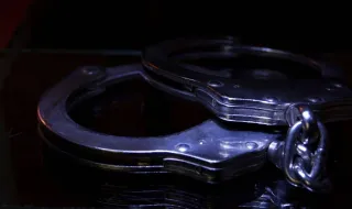 Jovem de 20 anos suspeito de matar o pai à facada “para se defender a si e à mãe”