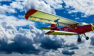 Avião de pequeno porte bate em rede elétrica e cai em avenida na Flórida; piloto morre