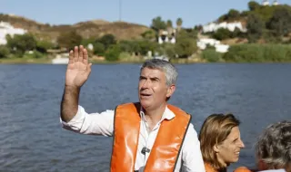 Líder do PS acusa Montenegro de tentar branquear caos nos exames nacionais