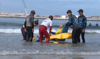 Surf adaptado em Matosinhos: quando entrar no mar se transforma num momento de liberdade