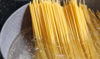 Como utilizar a água da cozedura dos legumes para fazer florescer o seu limoeiro e acelerar o seu crescimento