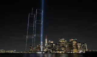 Las Torres Gemelas vuelven al skyline de Nueva York en el 25 aniversario del atentado