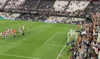 Vídeo: El "Suero quedaté" protagoniza la fiesta tras la victoria del Castellón ante el Albacete