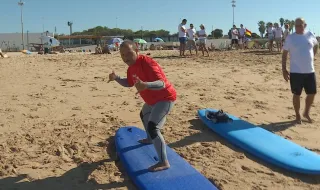 Surf adaptado regressa à praia de Carcavelos: para muitos é um regresso ao mar, para outros uma estreia