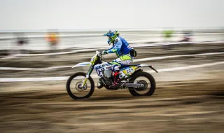 Motociclista fica gravemente ferido após despistar-se e cair numa gruta