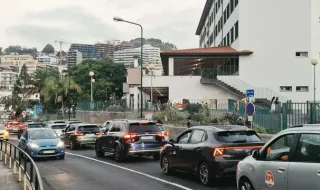 Trânsito trava na Cruz de Carvalho