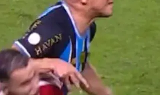 Cotovelada e... pisão na cara: Carlos Vinícius já tinha cartão amarelo e escapou à expulsão por milagre