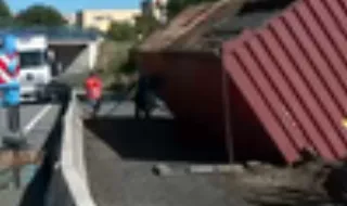 Contentor de camião com 15 mil quilos de carga tomba na A4 em Matosinhos