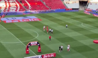 O momento em que João Palhinha acena aos adeptos após subir ao relvado do Estádio da Luz