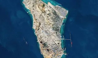 Petroleiro iraniano atingido por mísseis norte-americanos ao largo da ilha de Kharg