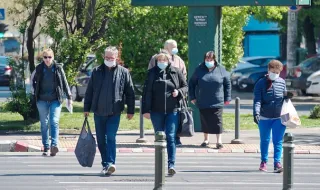 Marcha com pessoas usando máscaras de cão reúne mais de mil fetichistas em Berlim