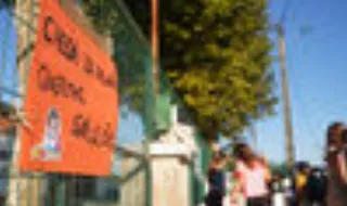 Pais encerram escola para travar criança violenta