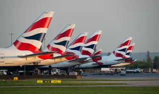 Aeroporto de Heathrow volta a operar mas constrangimentos prolongam-se